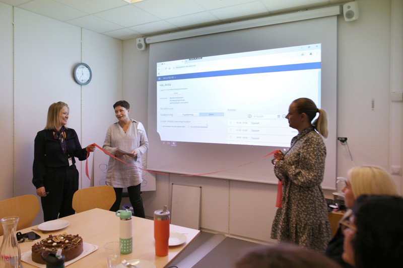 Lene Langseth Hesselberg og Anita Håvarsen markerer nytt fagsystem ved å klippe snoren