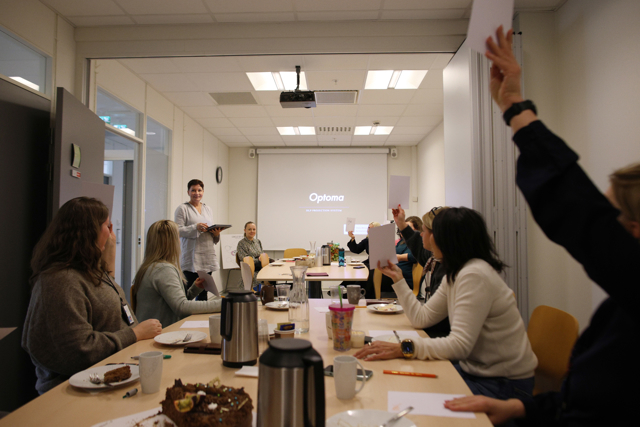 Ansatte samlet seg på møterommet for å feire, og fikk en lite quiz om barneverntjenesten fra Anita Håversen.