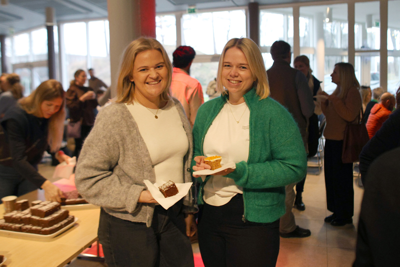 Tone C D Pedersen spiser kake