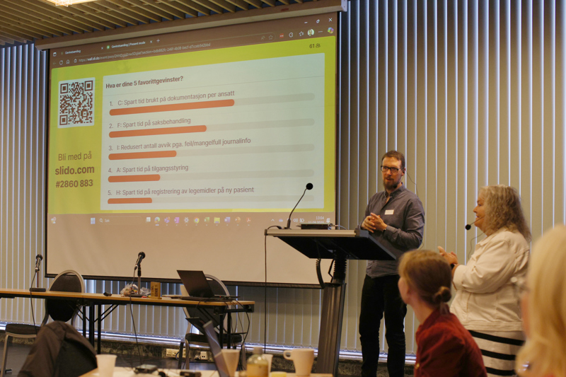 Arve Ubøe Rohde og Ingeborg Dirdal foran skjermen med resultatene av felles gevinster.