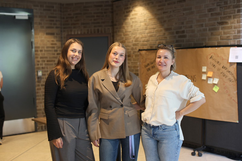 Studentene: Camilla Konrud, Victoria Bell og Lucille Renaut fra endringsledelse ved Universitetet i Stavanger