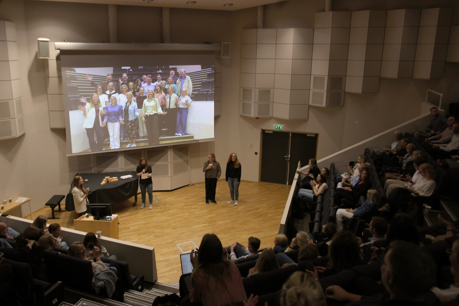 Oda Langfeldt Omre presenterer foran salen.