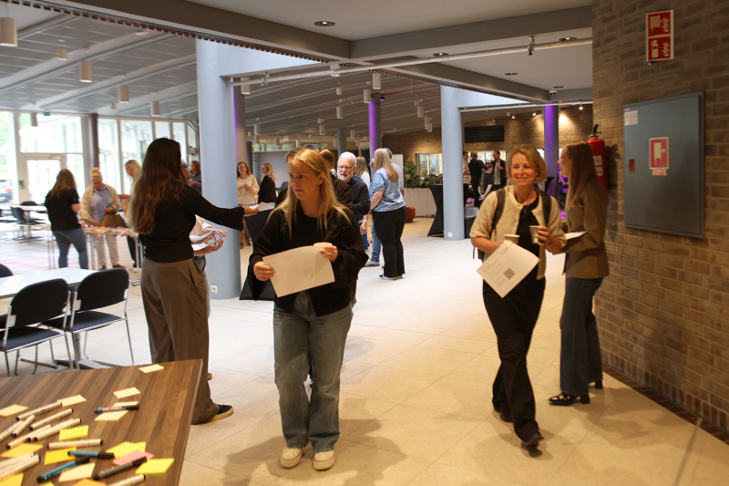 Deltakere som går i foajeen i Sola kulturhus. 