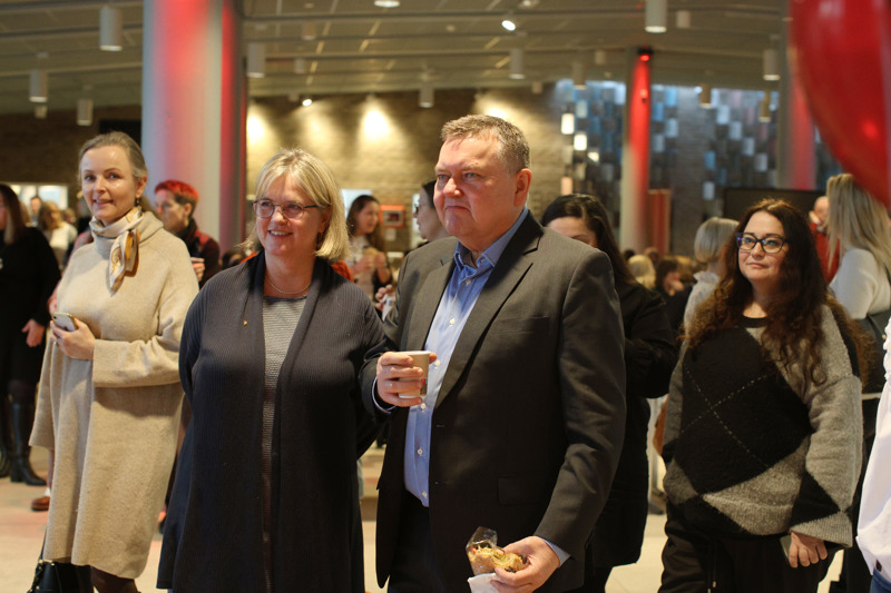 Elin Wetås Jara fra KS og Rune Hage, Digi Rogaland lytter til det musikalske innslaget i foajeen. 