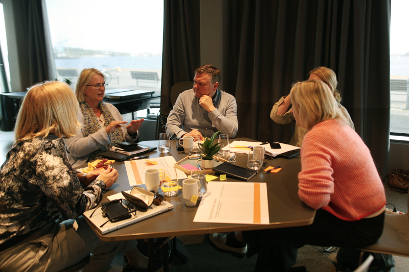 Gode diskusjoner rundt bordet, med blant annet Rune Hauge og Elin Wetås Jara fra KS Vest-Norge.
