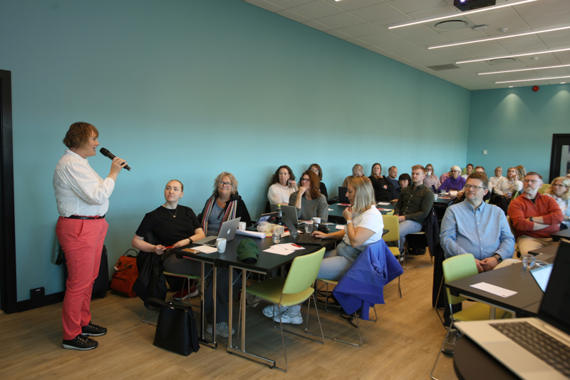 Eva Tone Fosse står foran og snakker