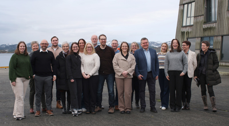 Ti ansatte i Digi Rogaland står sammen på bryggekanten på Innovation Dock