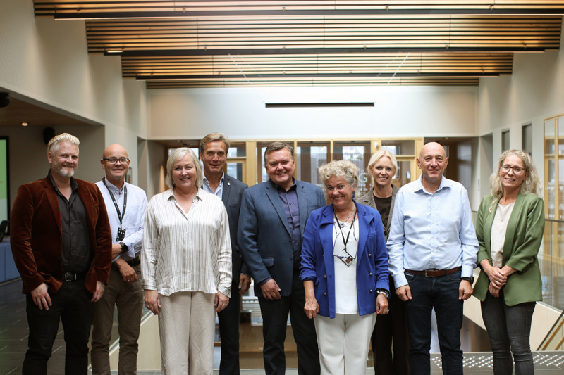 Ny styringsgruppe på møte i september 2025 i Sandnes rådhus, sammen med Digi Rogaland direktør Rune Hauge. Representanter fra venstre, Svein Vathne, Jan Petter Stangeland, Vibeke Vikse Johansen, Ole Bernt Thorbjørnsen, leder, Bodil Sivertsen, Christine Haver, Knut Underbakke og Heidi Klaveness.