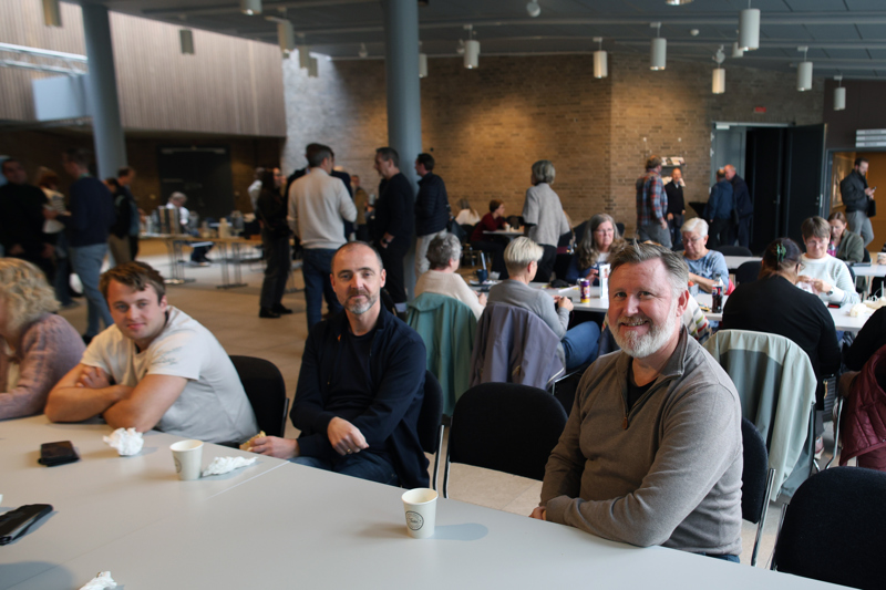 Erik Adolfsen og kollegaer sitter rundt bordet