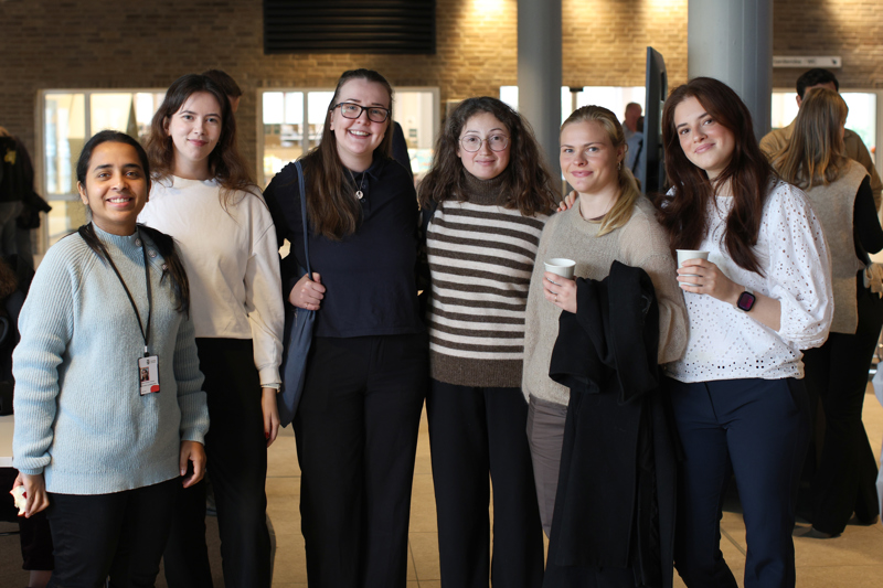 flere mennesker som står i foajenen