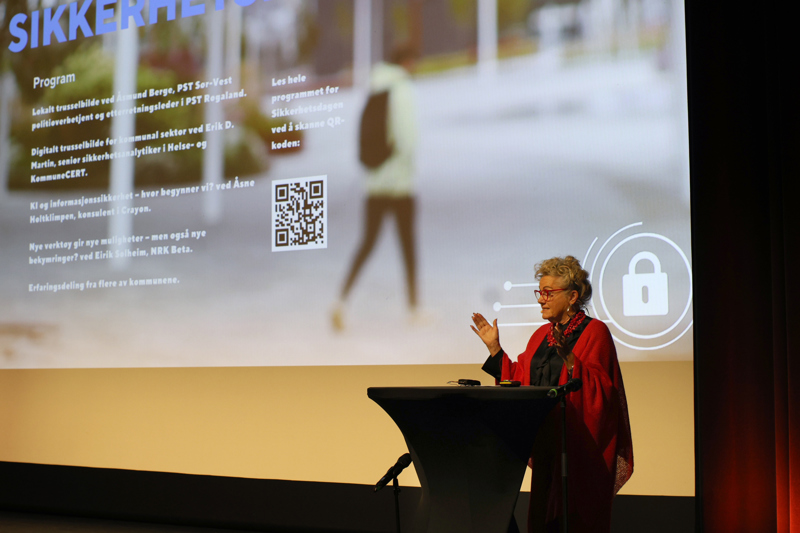Bodil Sivertsen, kommunedirektør i Sandnes, og som leder styringsgruppen i Digi Rogaland åpnet Sikkerhetsdagen med sin innledning.  Bodil Sivertsen,