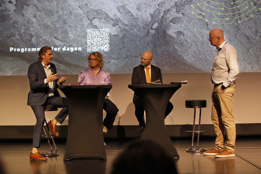 Thomas Hebo, beredskapssjef i Sandnes kommune, som moderator. I panelet satt Anne Berit Berge Ims, kommunedirektør i Hå kommune, Helge Veum og Stig Andersen.