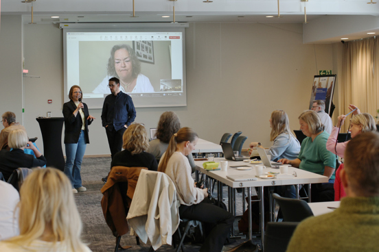 Ruth Økland og Arve Ubøe Rohde snakker om måling og brukerreiser. Prosjektleder Ingeborg Dirdal var med på Teams fra Berlin.