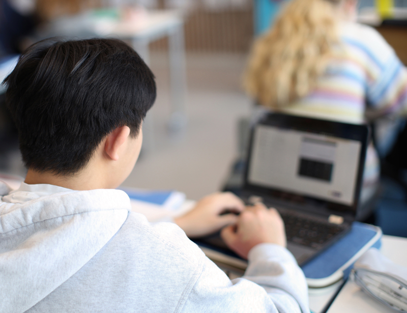 elev som sitter ved pulten i klasserommet