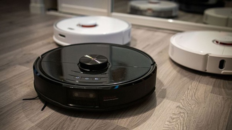 Bildet viser en robotstøvsuger på et gulv.