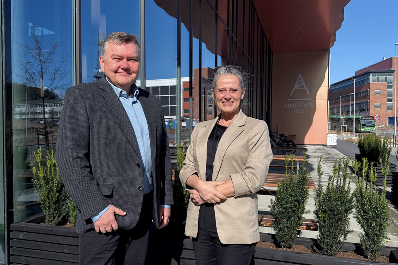 Rune Hauge og Maria Jul uten for Arkivenes hus, hvor Interkommunalt Arkiv i Rogaland er den del av. 