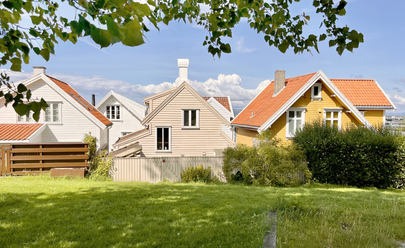 Utsikt over fire små gamle trehus.