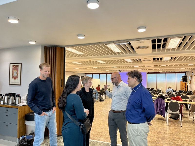 Suhail Mushtaq hilser på deltakere på fagdagen sammen med Harald Valderhaug.