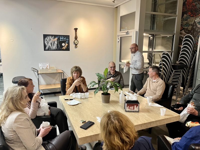 Ingeborg Drønen Tungland og Amund Junge fra arbeidsutvalget i Digi Rogaland, i prat rundt bordet i lunsjen. 