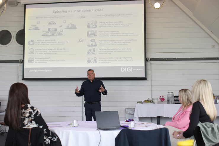 Rune Hauge holder presentasjon foran salen