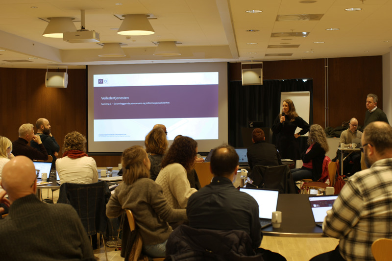 Stine Randa åpner dagen foran bordene i salen