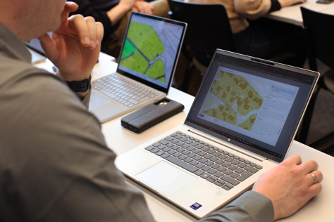 Deltakere som sitter og jobber med arealplan