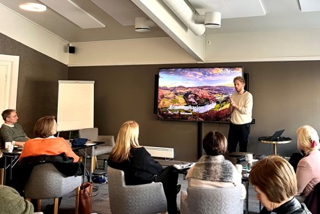 Bildet viser Eirik Haglund som holder en presentasjon om kommunikasjonsstrategien.