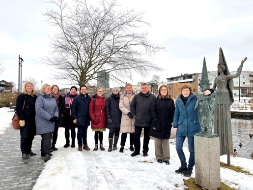 Vi ser ti glade deltakere på omvisning i parken med Fritz Røed-skulpturer.
