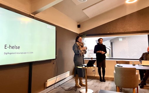 Bildet viser Christine Sandvold og Kristine Skjøthaug som forteller om E-helse og ny organisering.