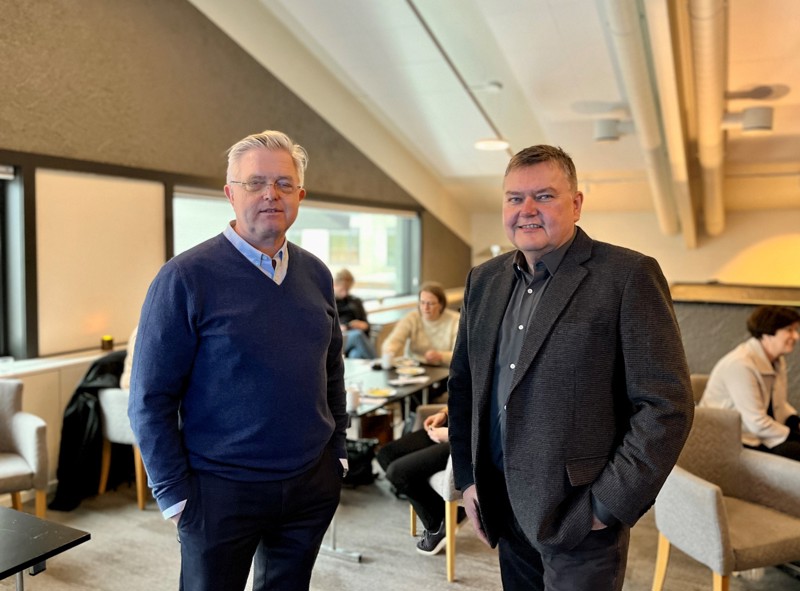 Vi ser Andreas Grønnbekk i KS og Rune Hauge som står i konferanserommet på Bryne.
