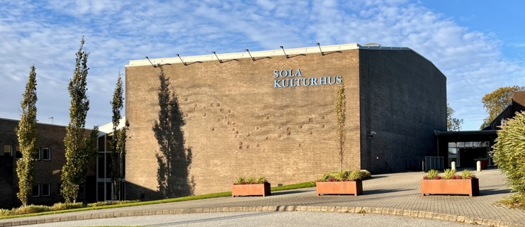 Bildet viser Sola kulturhus fra utsiden