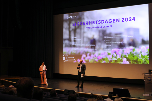 Harald Valderhaug og Isabel Næss på scenen i Sola kulturhus