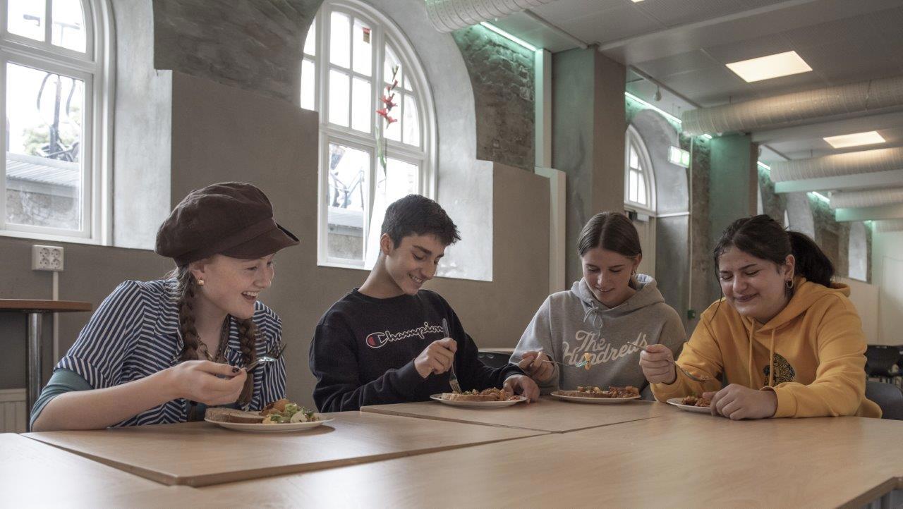 Fornøyde elever på St. Svithun skole. Fra venstre: Lone Ebenhard Flotve 10c, Batuhan Özbal 10a, Helle Gjerde Haug 10d, Silan Cetinkaya 10c Fra venstre: Lone Ebenhard Flotve 10c, Batuhan Özbal 10a, Helle Gjerde Haug 10d, Silan Cetinkaya 10c