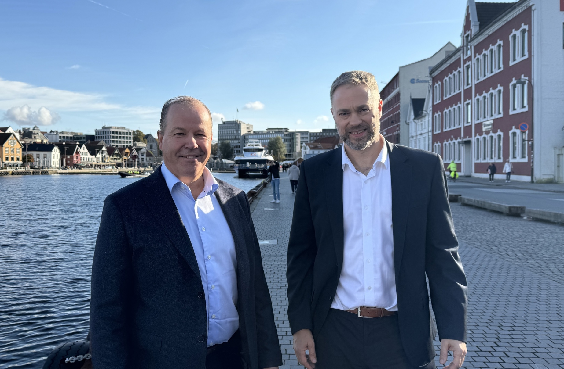Konstituert havnesjef Odd Bjørn Bekkeheien og direktør for innbygger og samfunnskontakt Herbjørn Tjeltveit har skrevet under samarbeidsavtale om The Tall Ships Races. Konstituert havnesjef Odd Bjørn Bekkeheien og direktør for innbygger og samfunnskontakt Herbjørn Tjeltveit har skrevet under samarbeidsavtale om The Tall Ships Races.